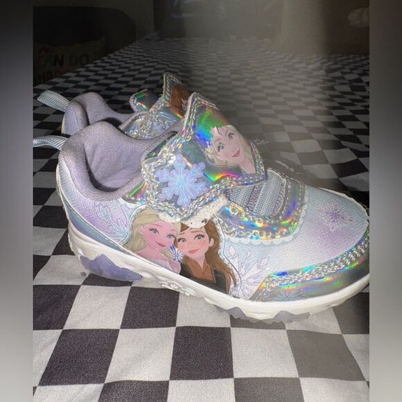 Frozen size 7 toddler light up shoes- see all photos decal is beginning to peel - Picture 3 of 5